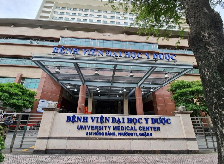 Cổng chính bệnh viện Đại học Y Dược TP.HCM cơ sở 1