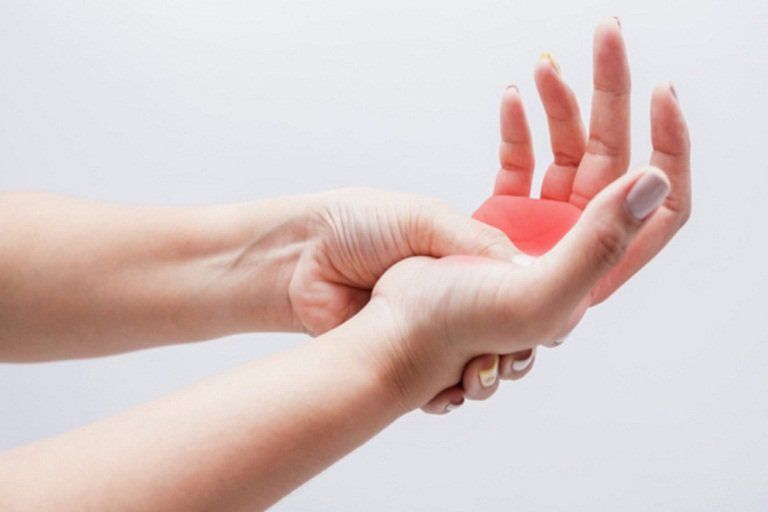 Triệu chứng yếu cơ ngọn chi khiến khó cầm nắm