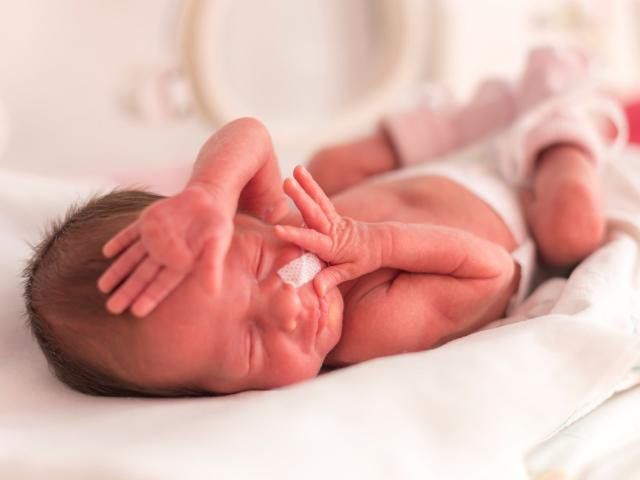 Bệnh Phổi Mạn Tính Ở Trẻ Đẻ Non: Nguyên Nhân, Triệu Chứng Và Cách Điều Trị 7 trẻ đẻ non trong lồng ấp