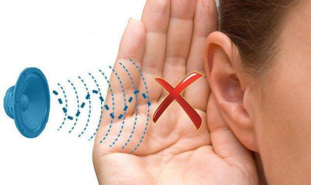 Người lớn tuổi sử dụng máy trợ thính