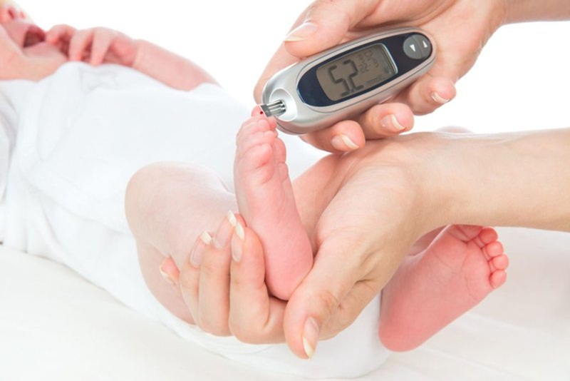 Trẻ sơ sinh trong phòng chăm sóc đặc biệt