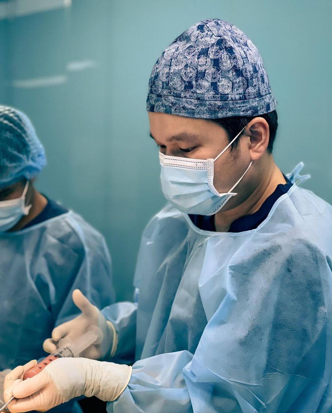 Bác sĩ tư vấn thẩm mỹ cho khách hàng