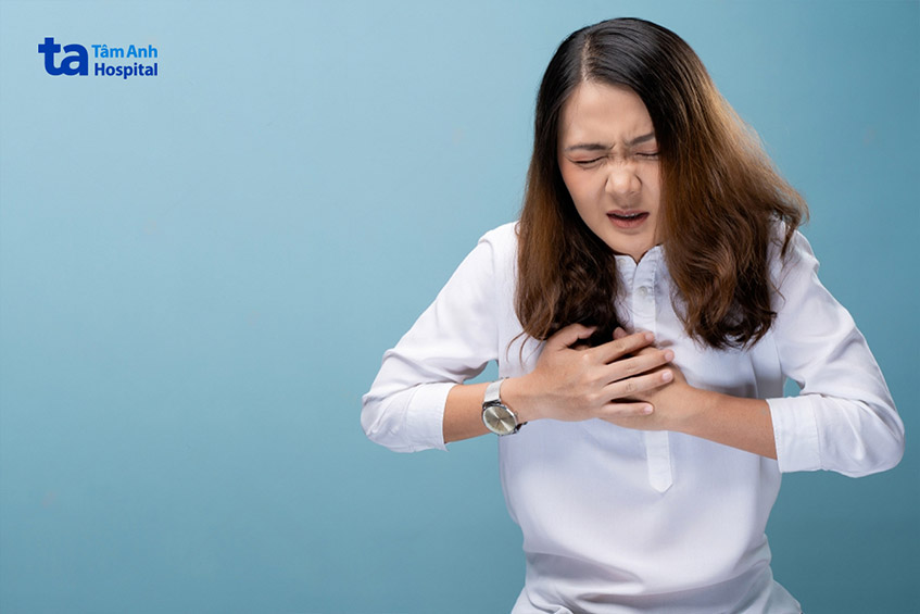 Bệnh nhân cảm thấy tức ngực và khó thở