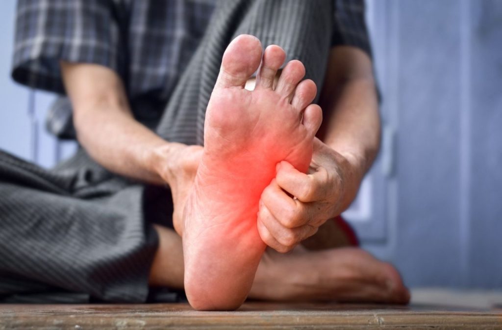 Cảm giác châm chích: Nguyên nhân, triệu chứng và cách xử lý hiệu quả 8 Nguyên nhân cảm giác châm chích ở chân