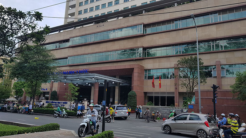 Mặt trước Bệnh viện Đại học Y Dược TP.HCM