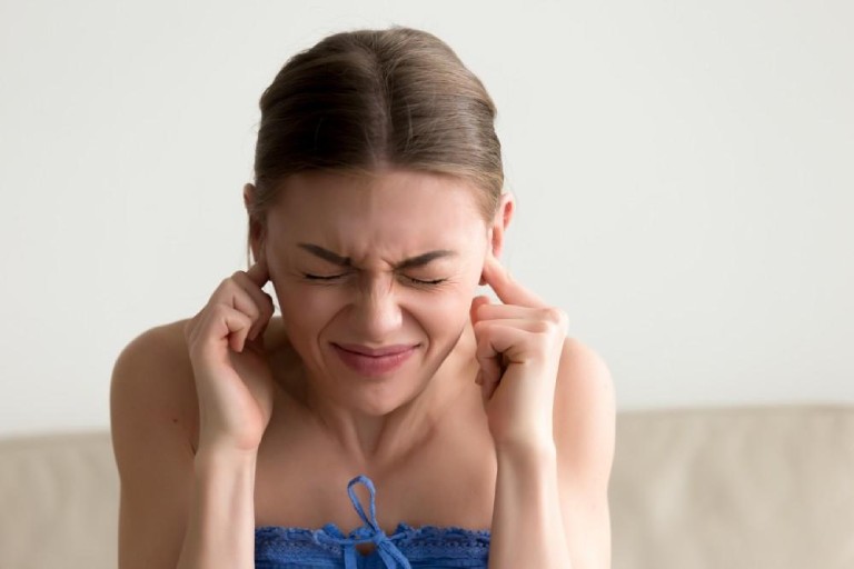 Người bịt tai vì tiếng ồn