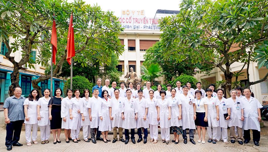 Đội ngũ y bác sĩ Bệnh viện Y học Cổ truyền Trung ương
