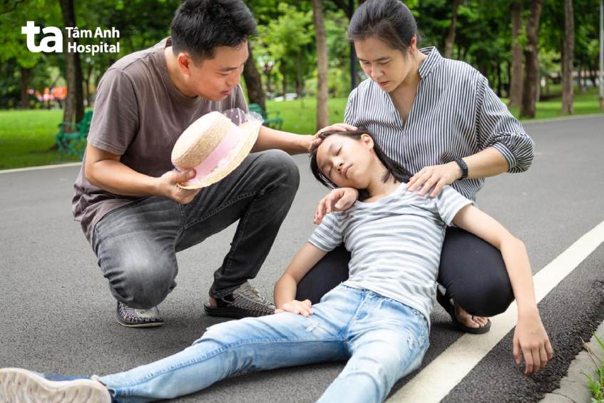 Ngất Xỉu: Hiện Tượng Mất Ý Thức Đột Ngột Không Nên Xem Nhẹ 8 Xử trí khi có người ngất xỉu