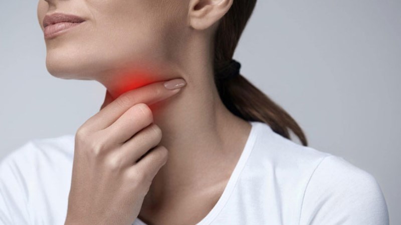 Nguyên nhân gây khô họng có thể đến từ sinh hoạt hằng ngày hoặc bệnh lý tiềm ẩn
