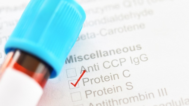 Triệu chứng thiếu hụt protein C ở trẻ sơ sinh
