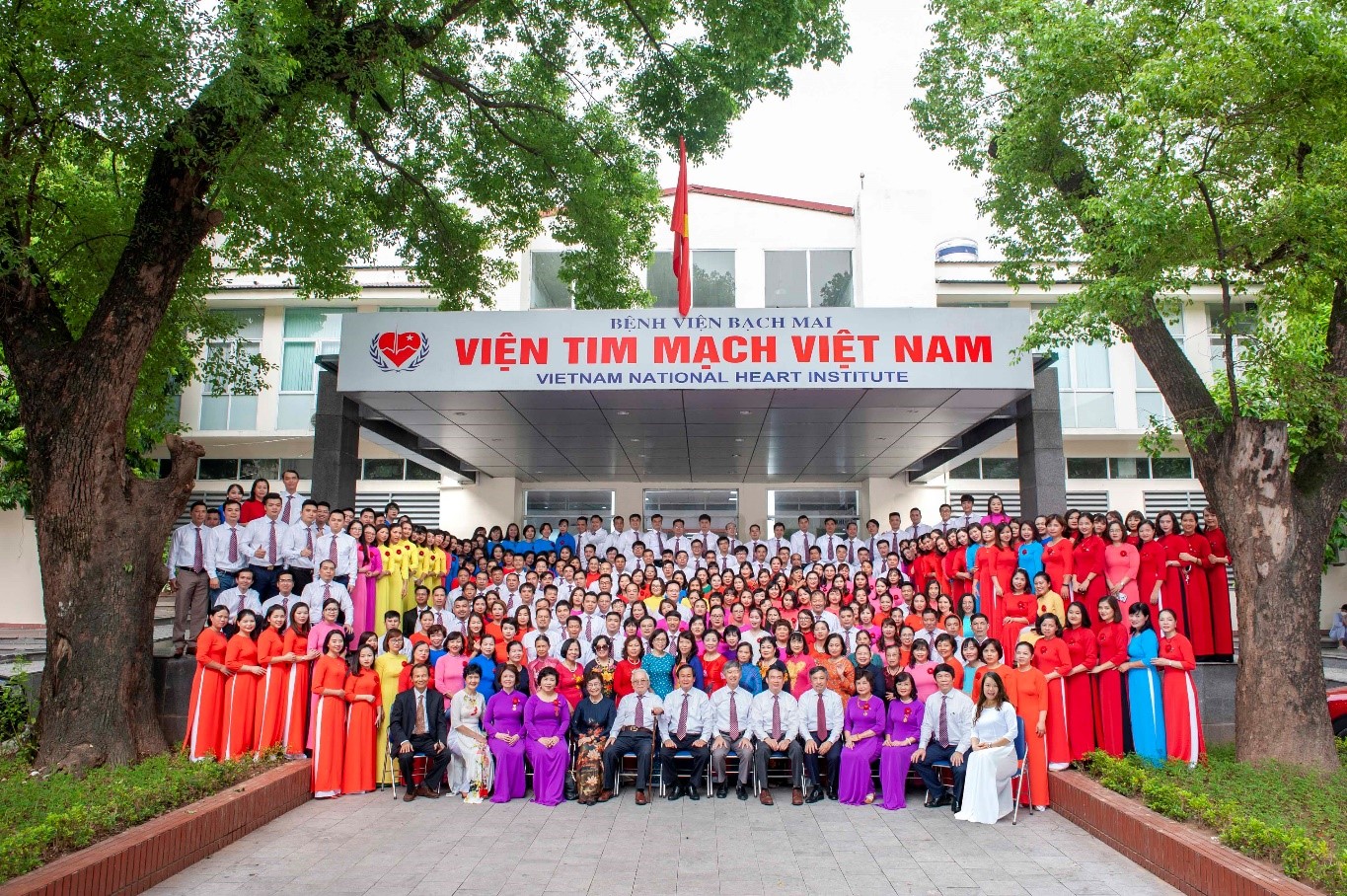 Cổng chính Bệnh viện Bạch Mai