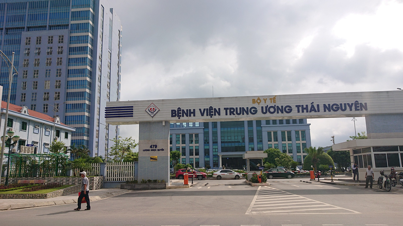 Bác sĩ tại Bệnh viện Thái Nguyên đang thực hiện phẫu thuật kỹ thuật cao