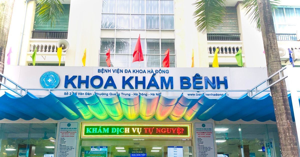 Cổng chính Bệnh viện Đa khoa Hà Đông