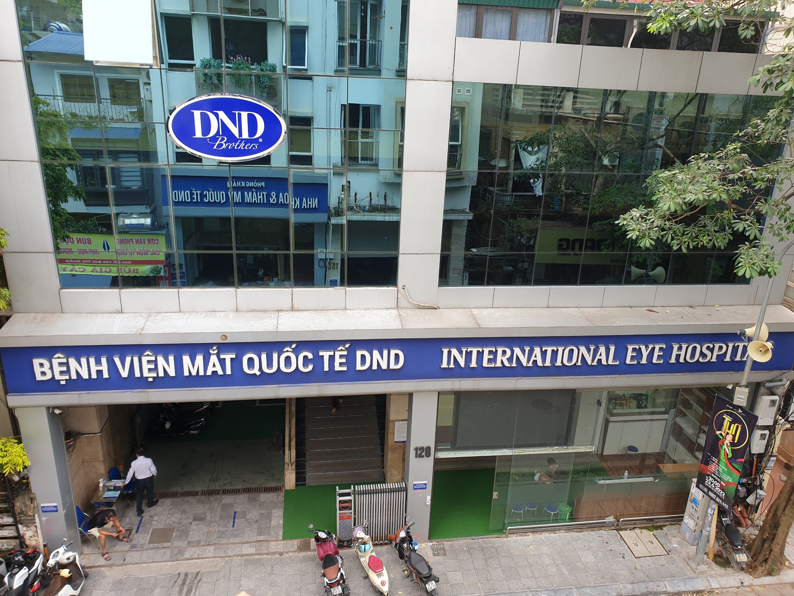 Bác sĩ khám mắt tại DND