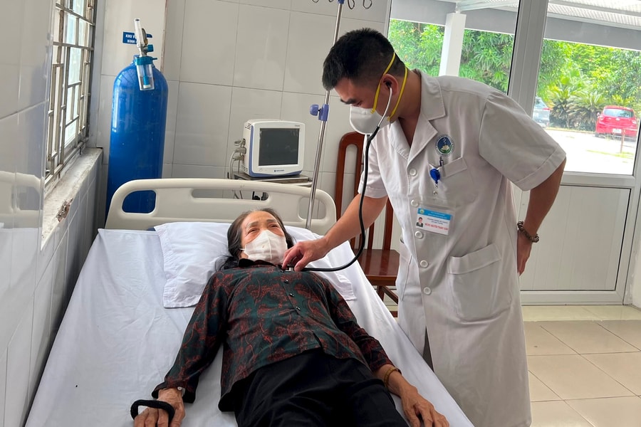 Bác sĩ điều trị tại bệnh viện